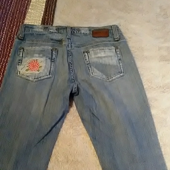Vigoss distressed jeans w/ flower patch on pocket. - Picture 6 of 7